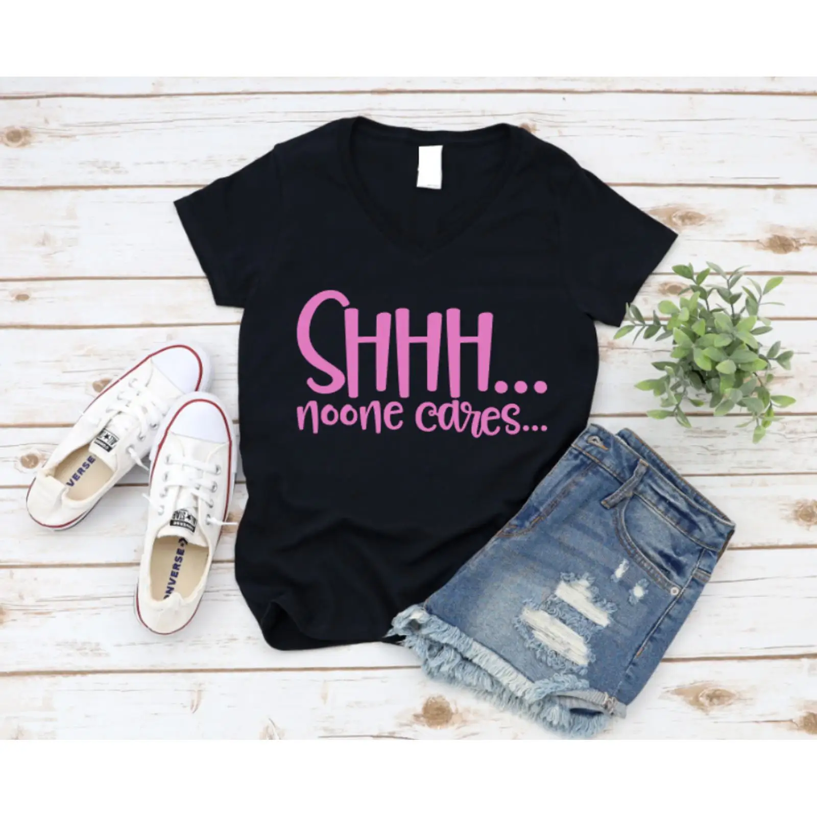 Black t shirt with pink text ' - On Sneaker Care recension och pris